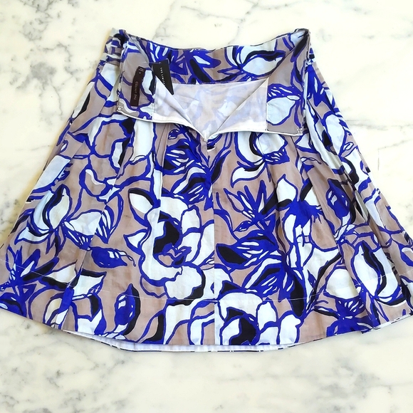 NWT. The Limited 100% Cotton Multi Color Floral Pattern Pleated Skirt w/lining. - Picture 4 of 6